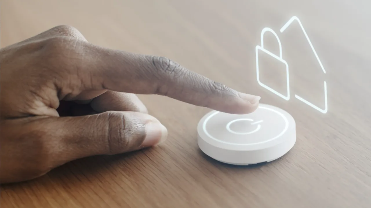 Buton de panică wireless apăsat pe un birou