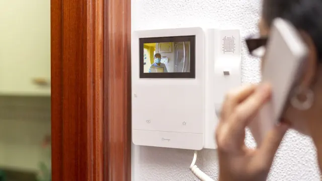 Videointerfon cu ecran color montat pe peretele unui apartament